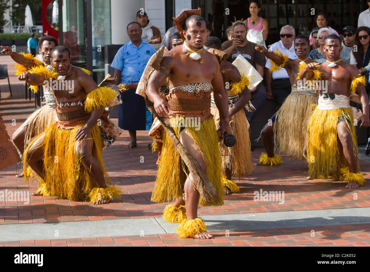 Les fidjiens en costume traditionnel effectuer une cérémonie Kava Banque D'Images