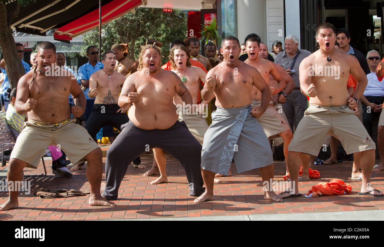 Le Pan Pacific crew effectuer un Haka Banque D'Images