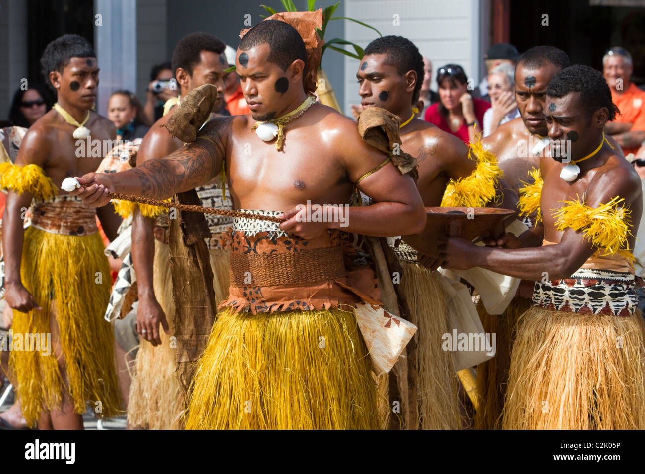 Les fidjiens en costume traditionnel effectuer une cérémonie Kava Banque D'Images