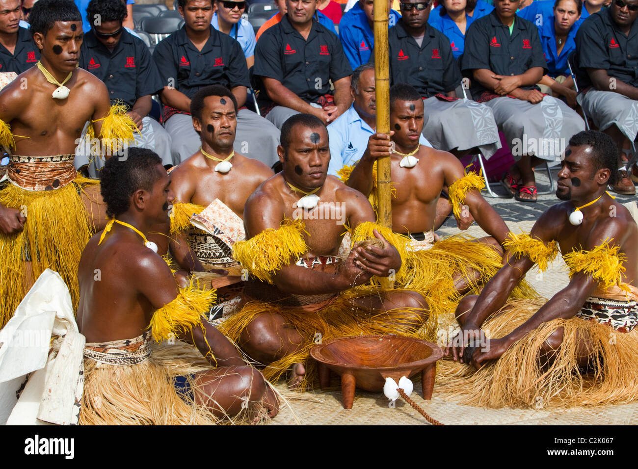 Les fidjiens en costume traditionnel effectuer une cérémonie Kava Banque D'Images