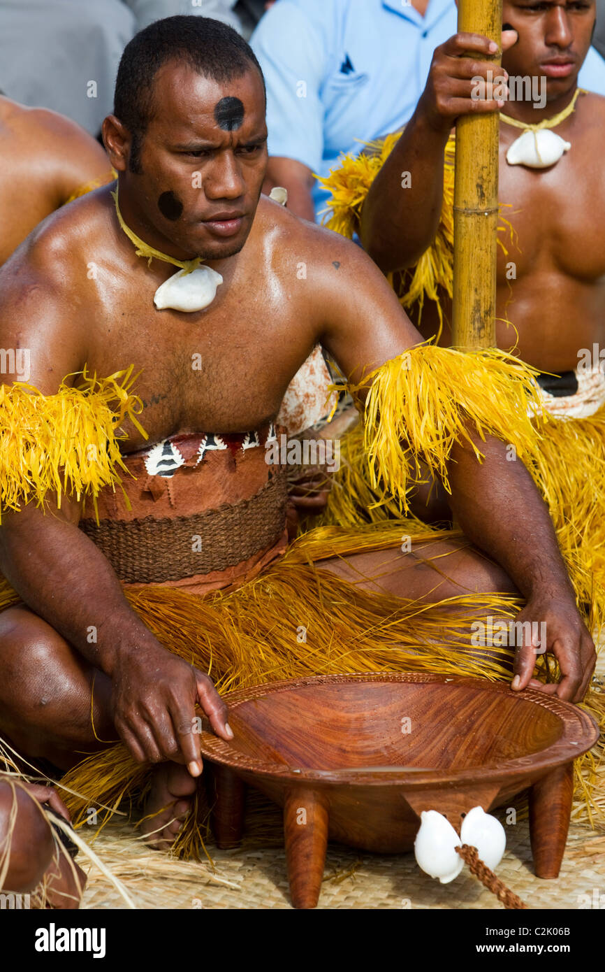 Les fidjiens en costume traditionnel effectuer une cérémonie Kava Banque D'Images