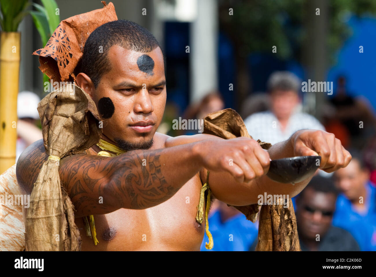 Les fidjiens en costume traditionnel effectuer une cérémonie Kava Banque D'Images