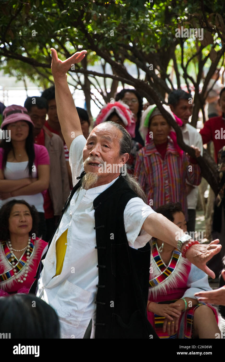 La danse de l'homme Local Green Park, Kunming, Yunnan, Chine Banque D'Images