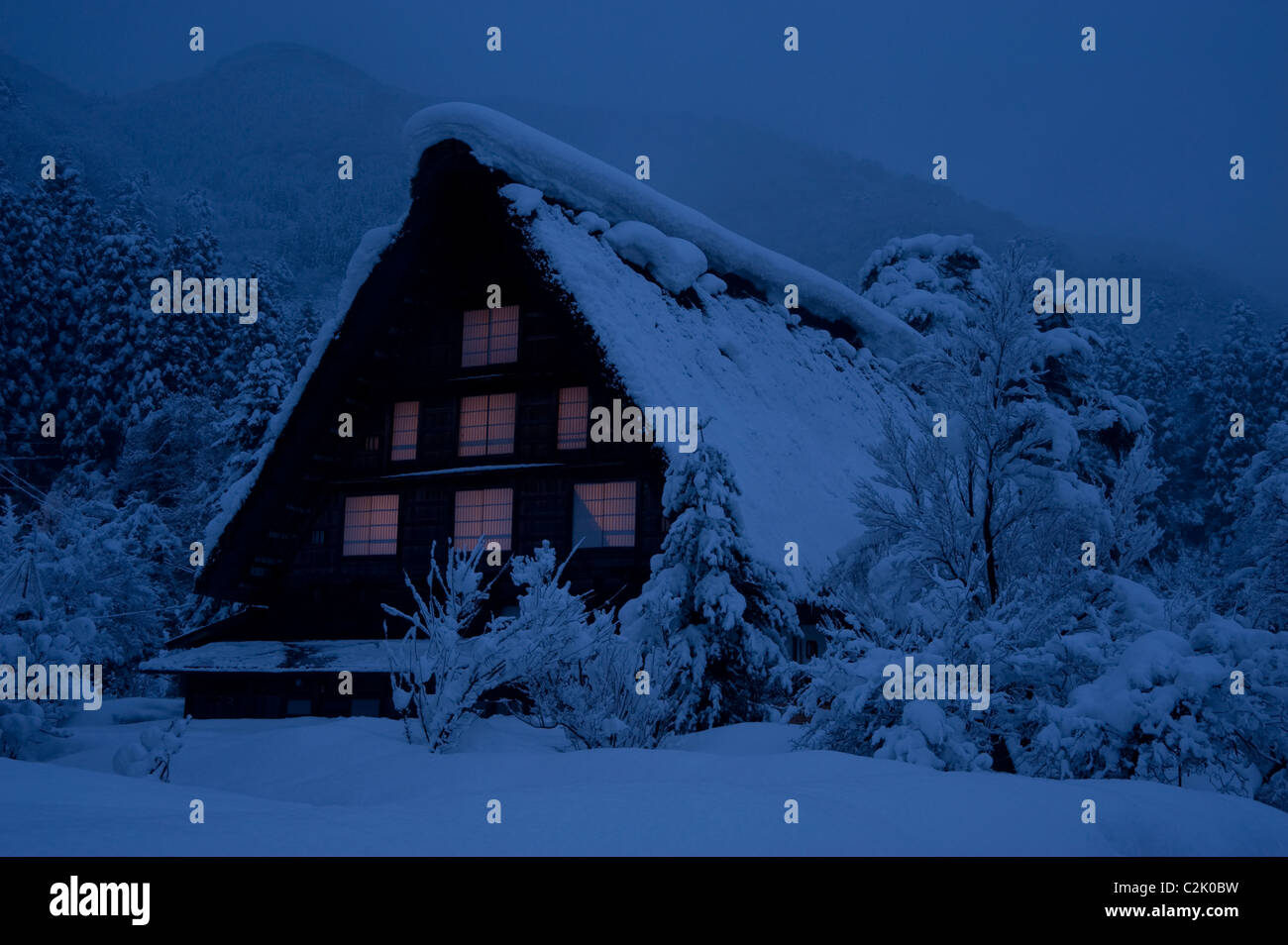 Snowscape de Shirakawa-go de nuit, Shirakawa, Ono, Gifu, Japon Banque D'Images