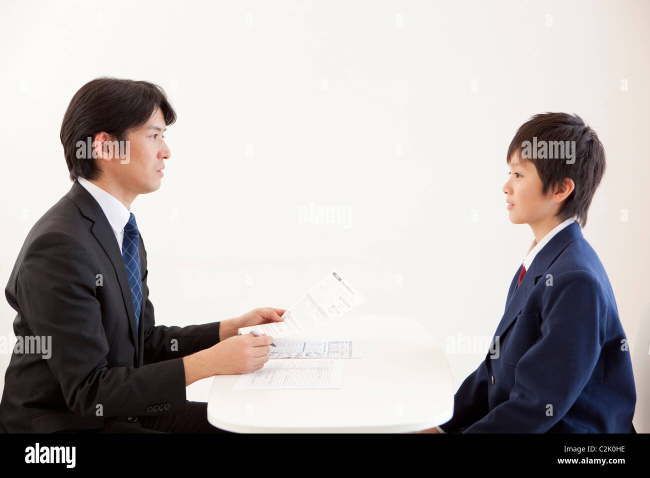 Junior High School Boy et enseignant ayant une réunion Banque D'Images