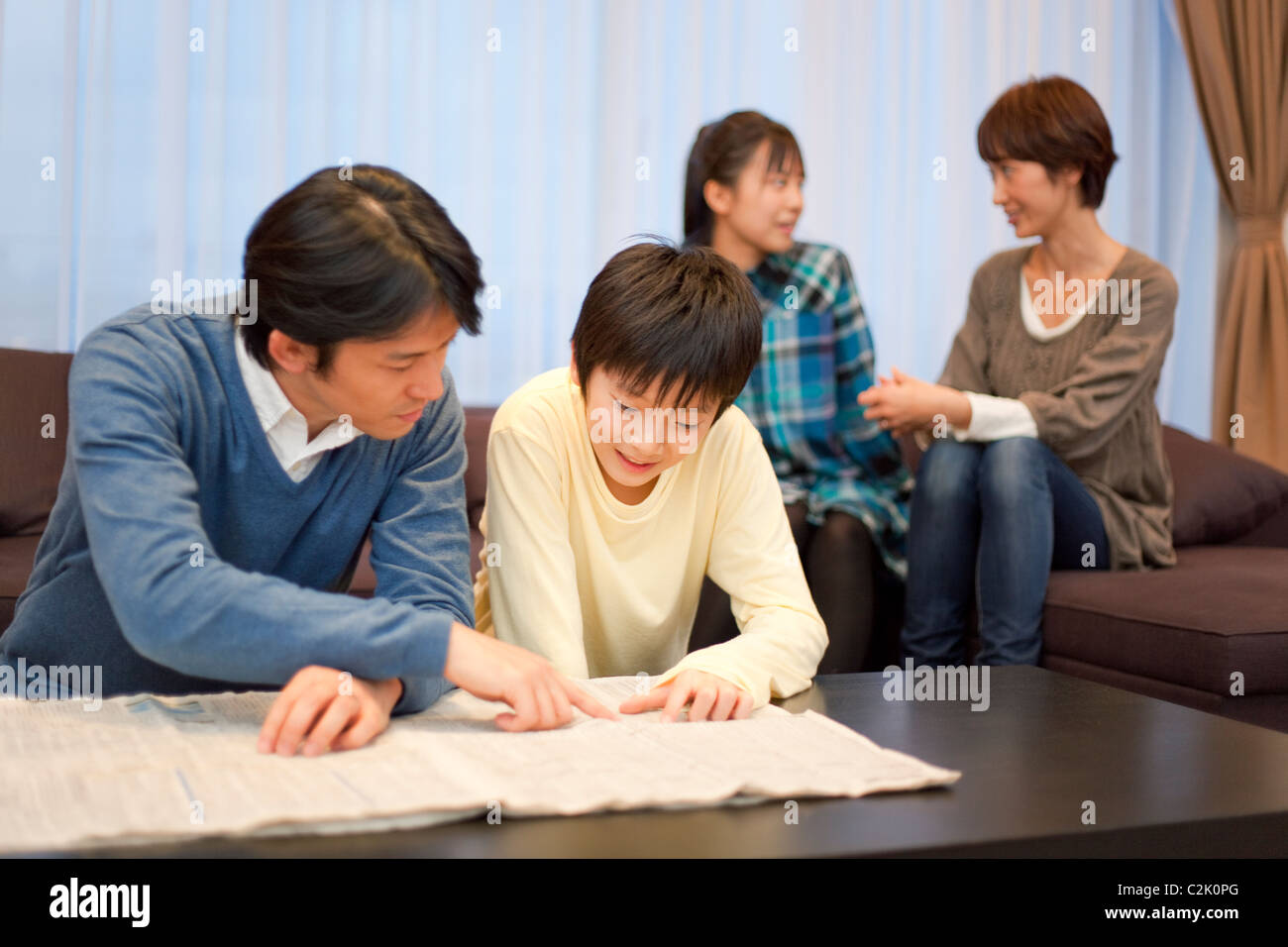 Parler de la famille dans la salle de séjour Banque D'Images