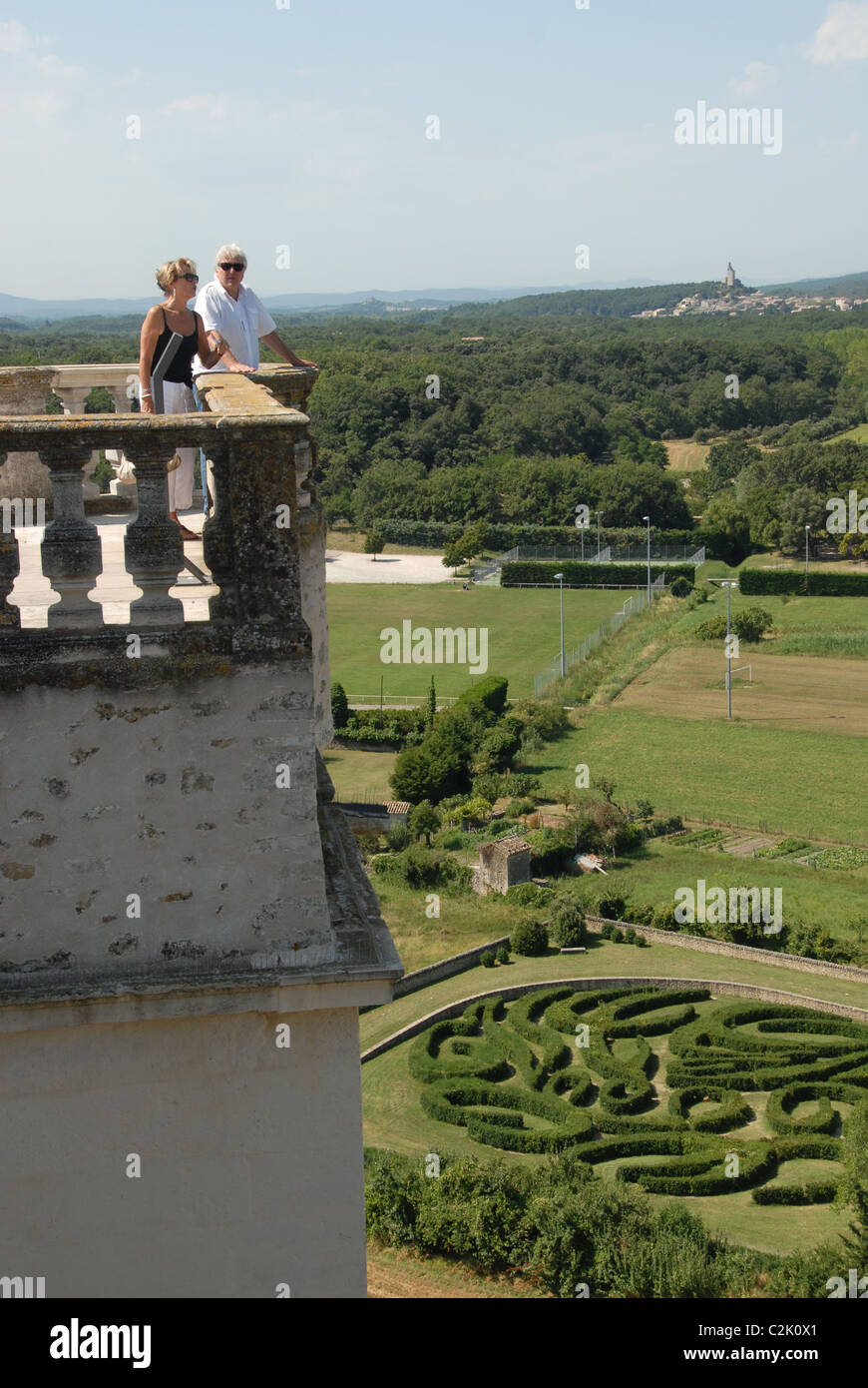 Les visiteurs sur la terrasse du Château de Grignan Grignan, Drôme, dans le nord de la Provence en France. Banque D'Images