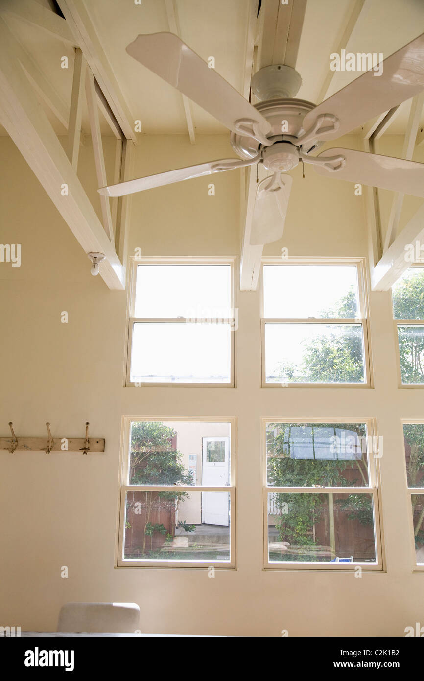 Ventilateur de plafond et fenêtre Banque D'Images