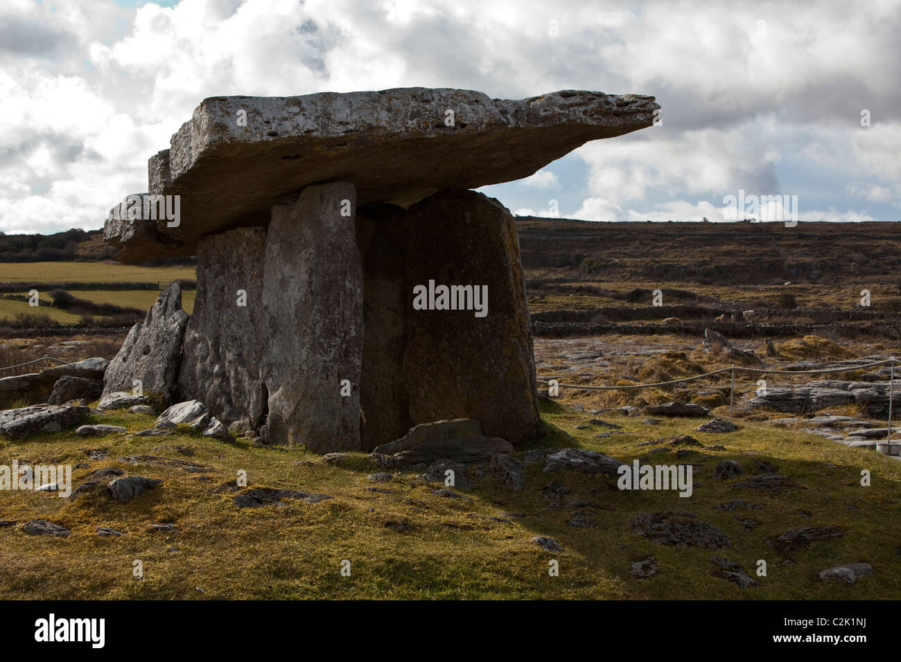 Dolmen de Poulnabrone au cœur du Burren plateau. Le comté de Clare. L'Irlande. Banque D'Images