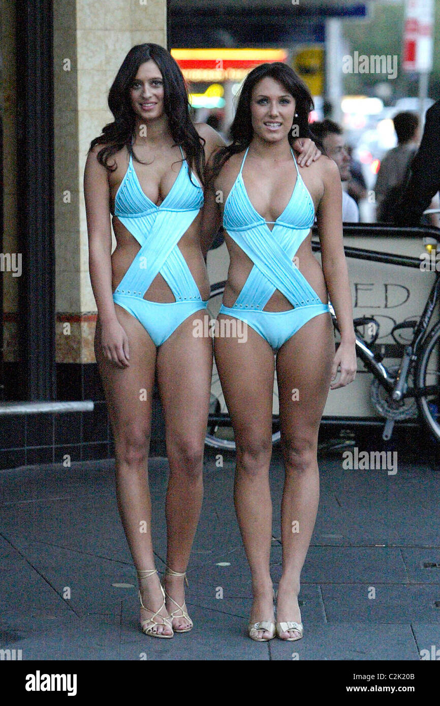 Modèles à pied les rues de Sydney portant des maillots de bain pour  promouvoir le lancement de magazine de la santé des femmes - Sydney,  Australie Photo Stock - Alamy