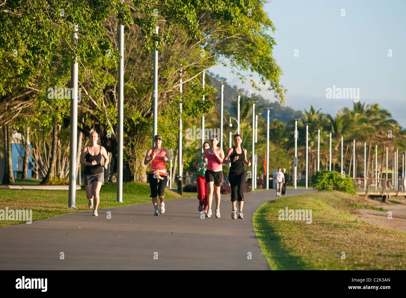 Les joggeurs tôt le matin sur l'Esplanade. Cairns, Queensland, Australie Banque D'Images