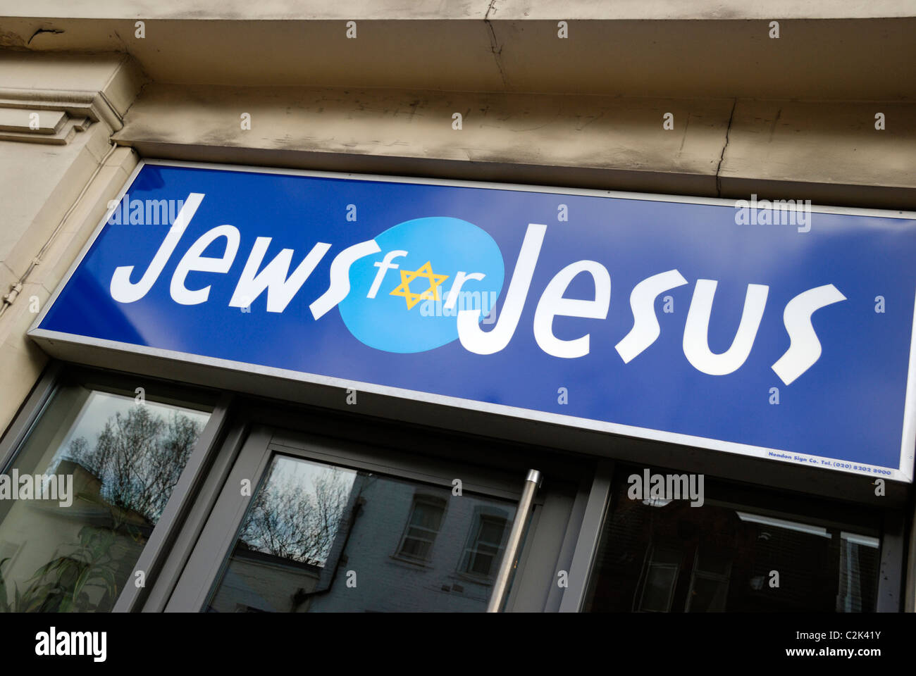 Les juifs pour Jésus enseigne à l'extérieur leur logo siège londonien de Kentish Town, Londres, Angleterre Banque D'Images
