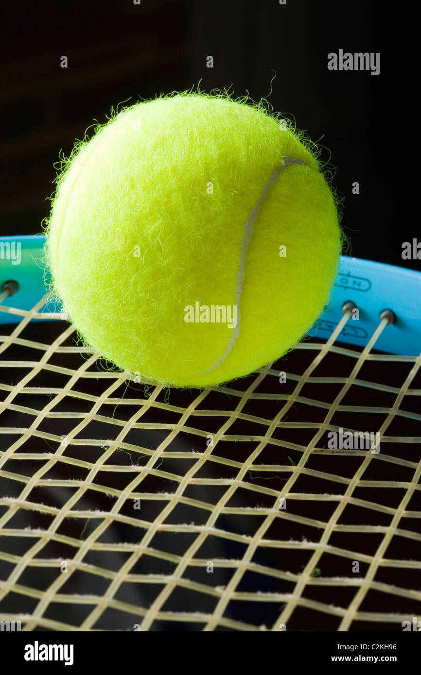 Balle de tennis sur la raquette. Banque D'Images