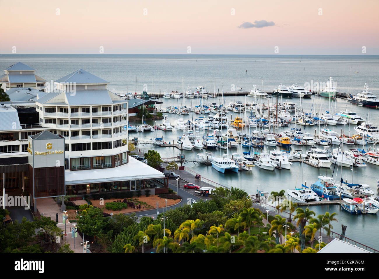 L'hôtel Shangri-La et Marlin Marina au crépuscule. Cairns, Queensland, Australie Banque D'Images