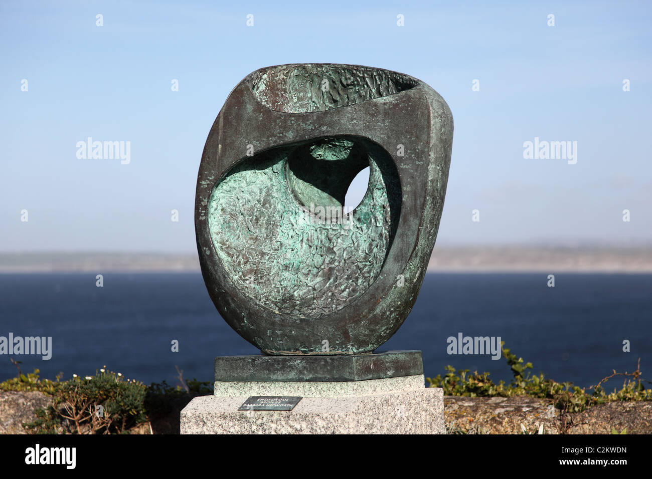 La version en bronze de Barbara Hepworth's Epidaure sur le Malakoff à St Ives Cornwall UK Banque D'Images
