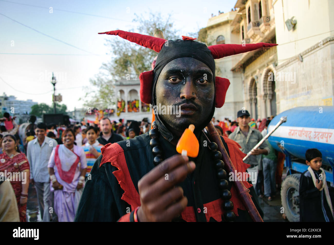 Un Indien en robe carnaval refroidit à un festival indien Banque D'Images