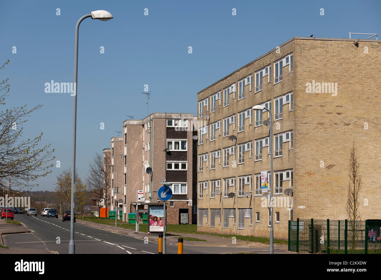 Succession de courir vers le bas des immeubles d'appartements de faible hauteur Banque D'Images