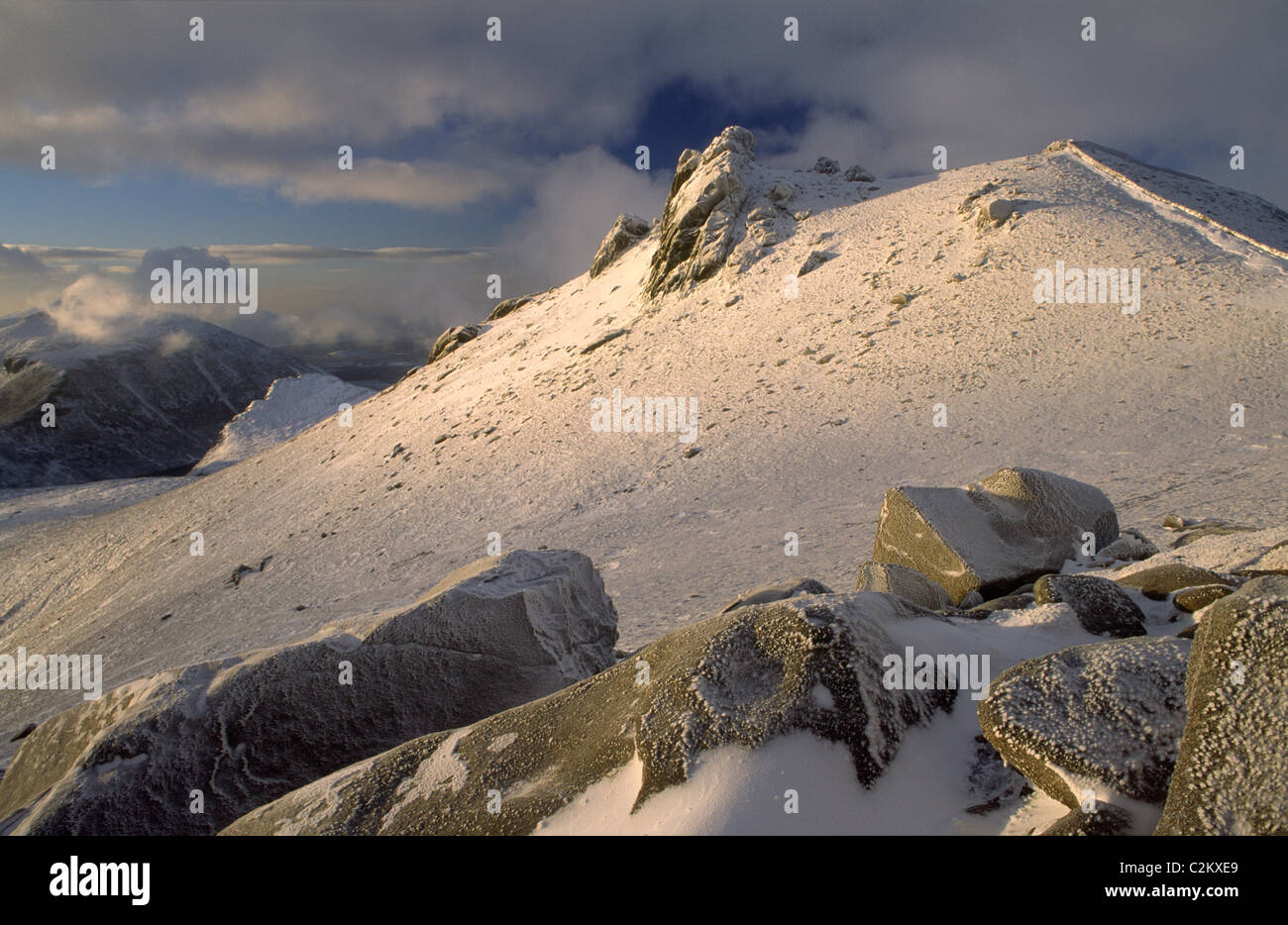 Le sommet de Slieve Bearnagh en hiver, les montagnes de Mourne, comté de Down, Irlande du Nord. Banque D'Images