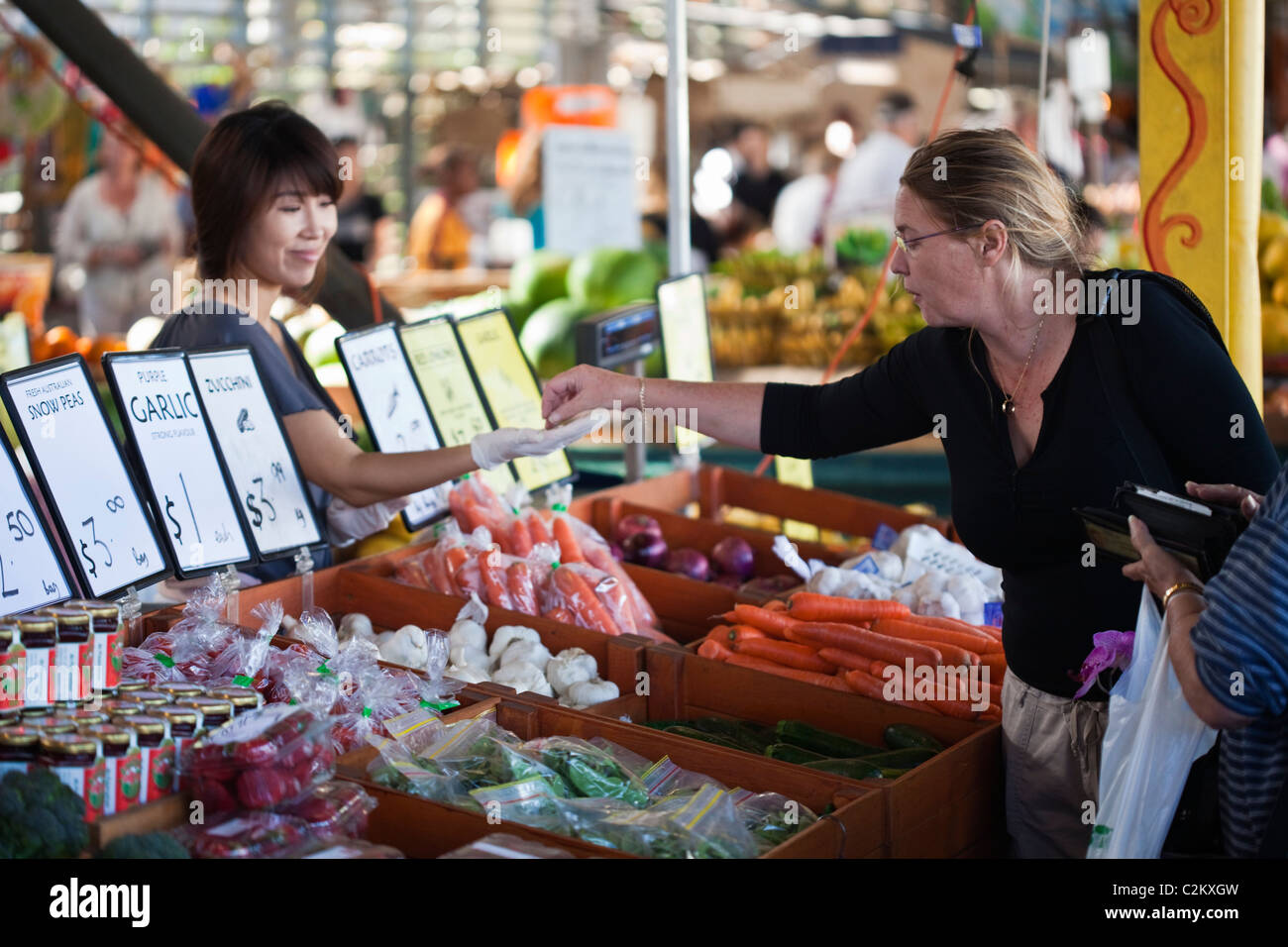 L'achat de produits frais au Rusty's marchés. Cairns, Queensland, Australie Banque D'Images