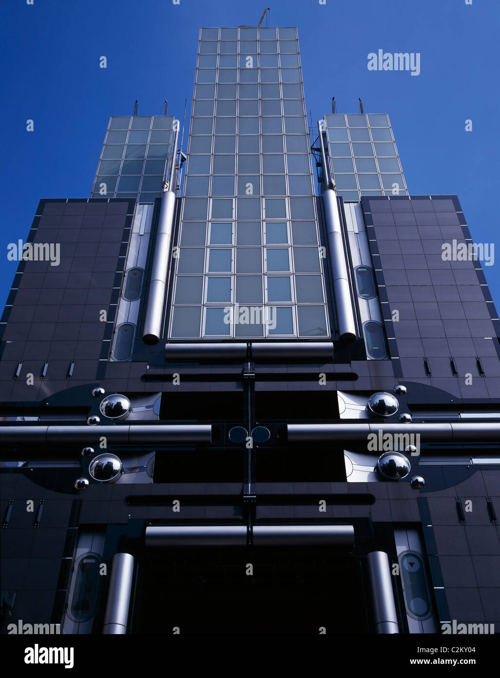 Chambre Tower, Kirin Plaza, Osaka, Japon. 1986 - 1987. À la recherche d'élévation du niveau du sol skywards Banque D'Images