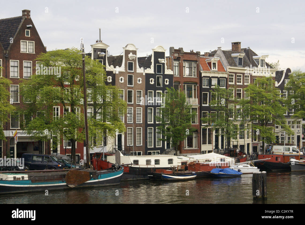 Maisons au bord de la rivière Amstel, Amsterdam, Pays-Bas Banque D'Images