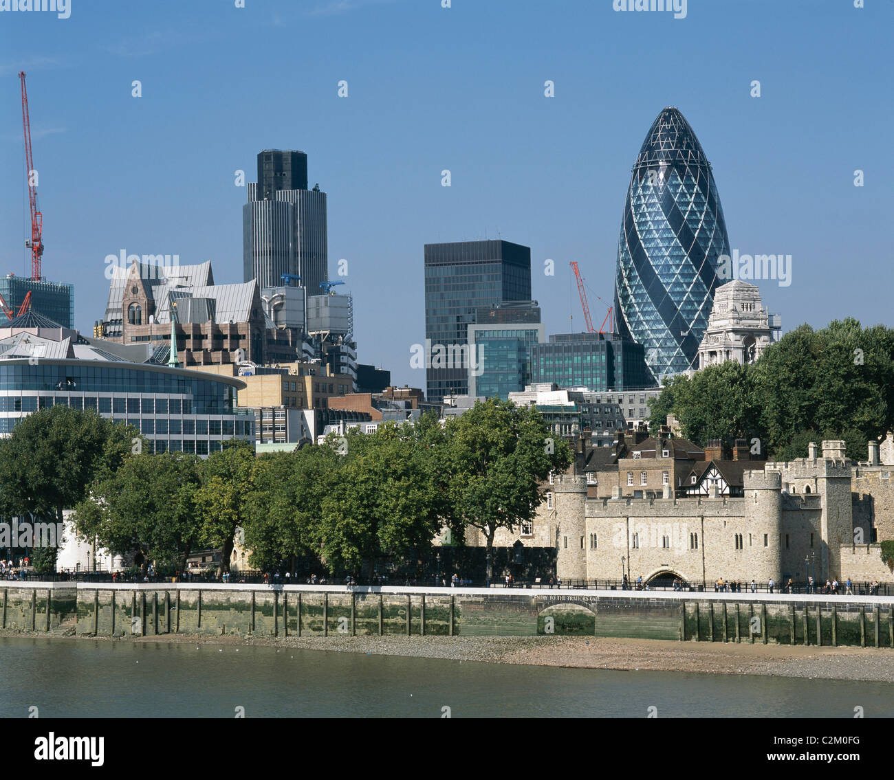 Le Gherkin, Swiss Re Building, 30 St Mary Axe, City de Londres, 1997-2004. Dans le contexte de la Tour de Londres. Banque D'Images