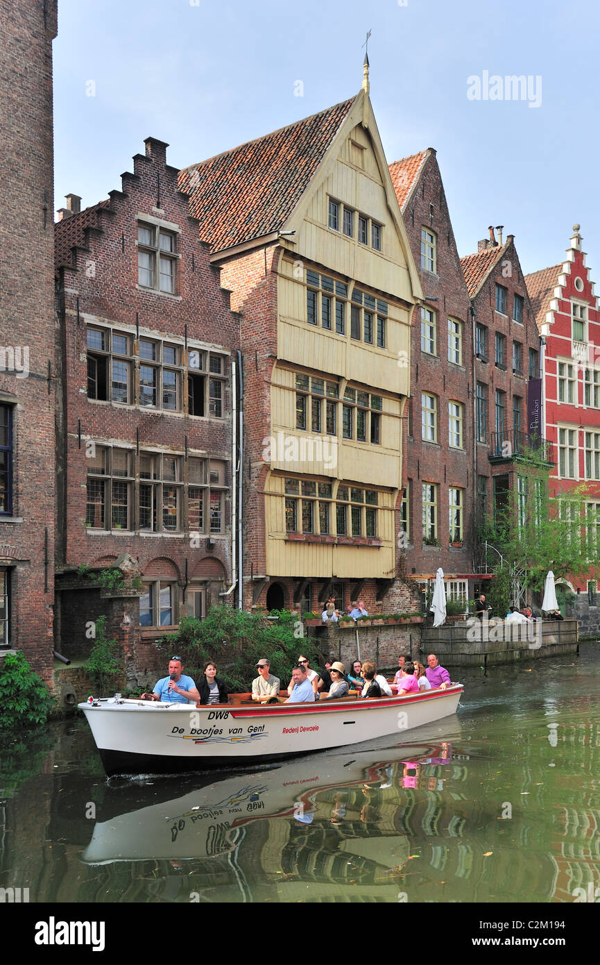 Maison avec façade en bois, le Brouckaerd Jan's House et touristiques en bateau lors de visite à Gand, Belgique Banque D'Images