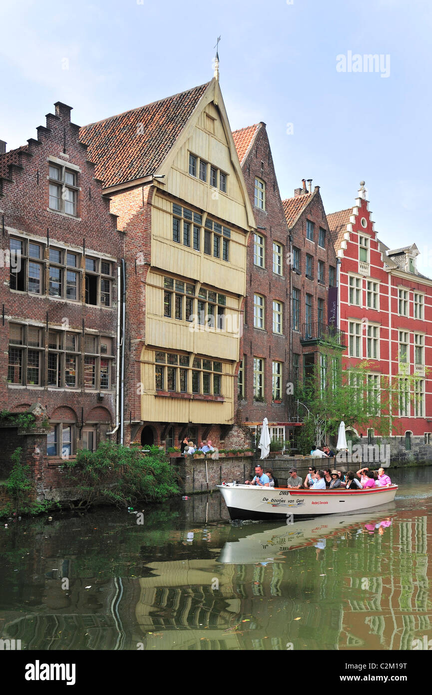 Maison avec façade en bois, le Brouckaerd Jan's House et touristiques en bateau lors de visite à Gand, Belgique Banque D'Images