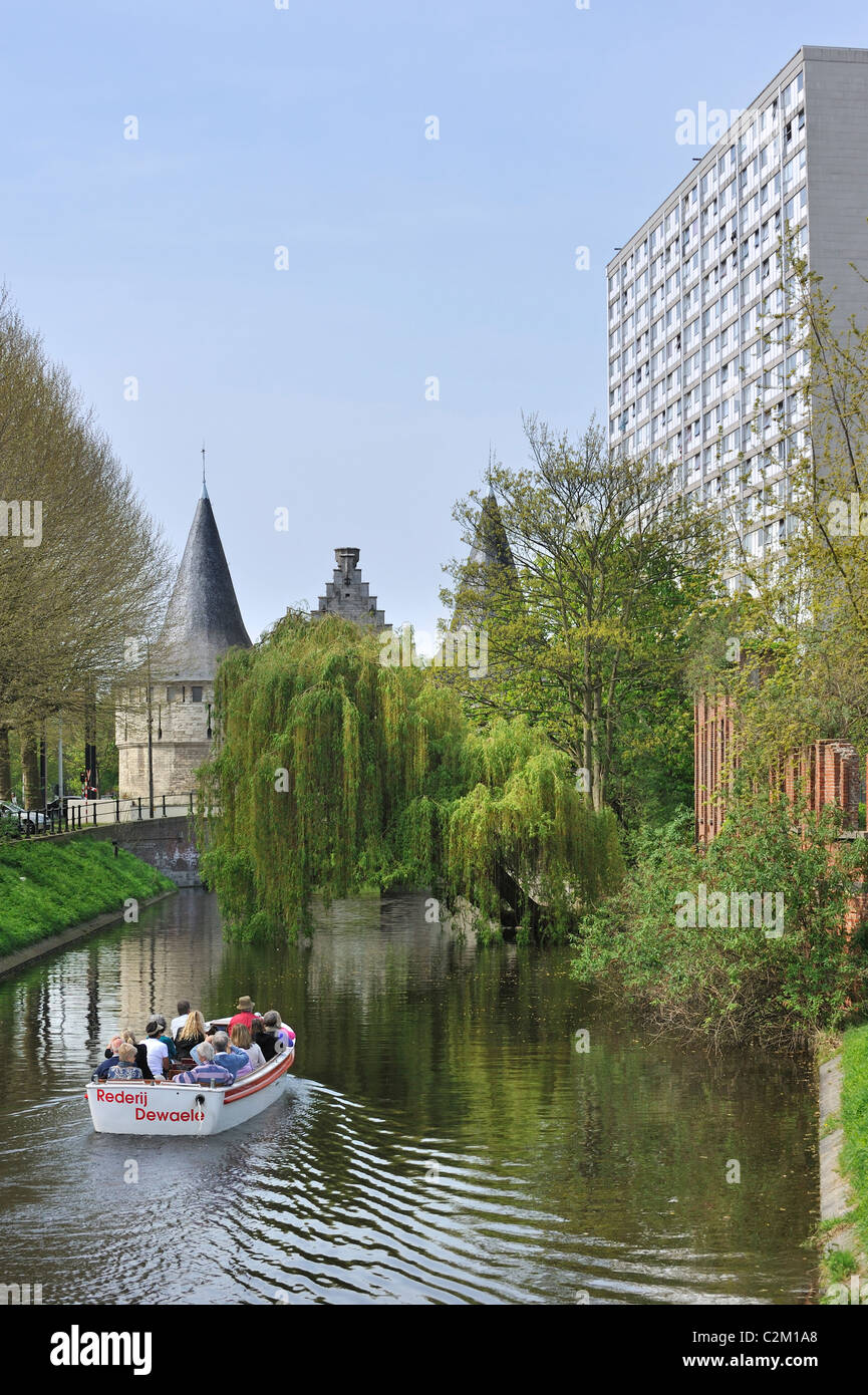 Le rabot et les touristes en bateau lors de visites touristiques sur la rivière Lieve, Gand, Belgique Banque D'Images