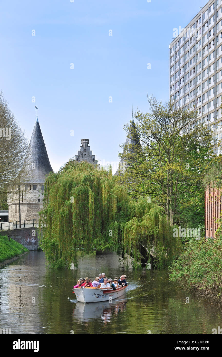 Le rabot et les touristes en bateau lors de visites touristiques sur la rivière Lieve, Gand, Belgique Banque D'Images