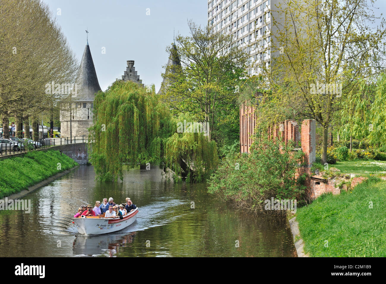 Le rabot et les touristes en bateau lors de visites touristiques sur la rivière Lieve, Gand, Belgique Banque D'Images