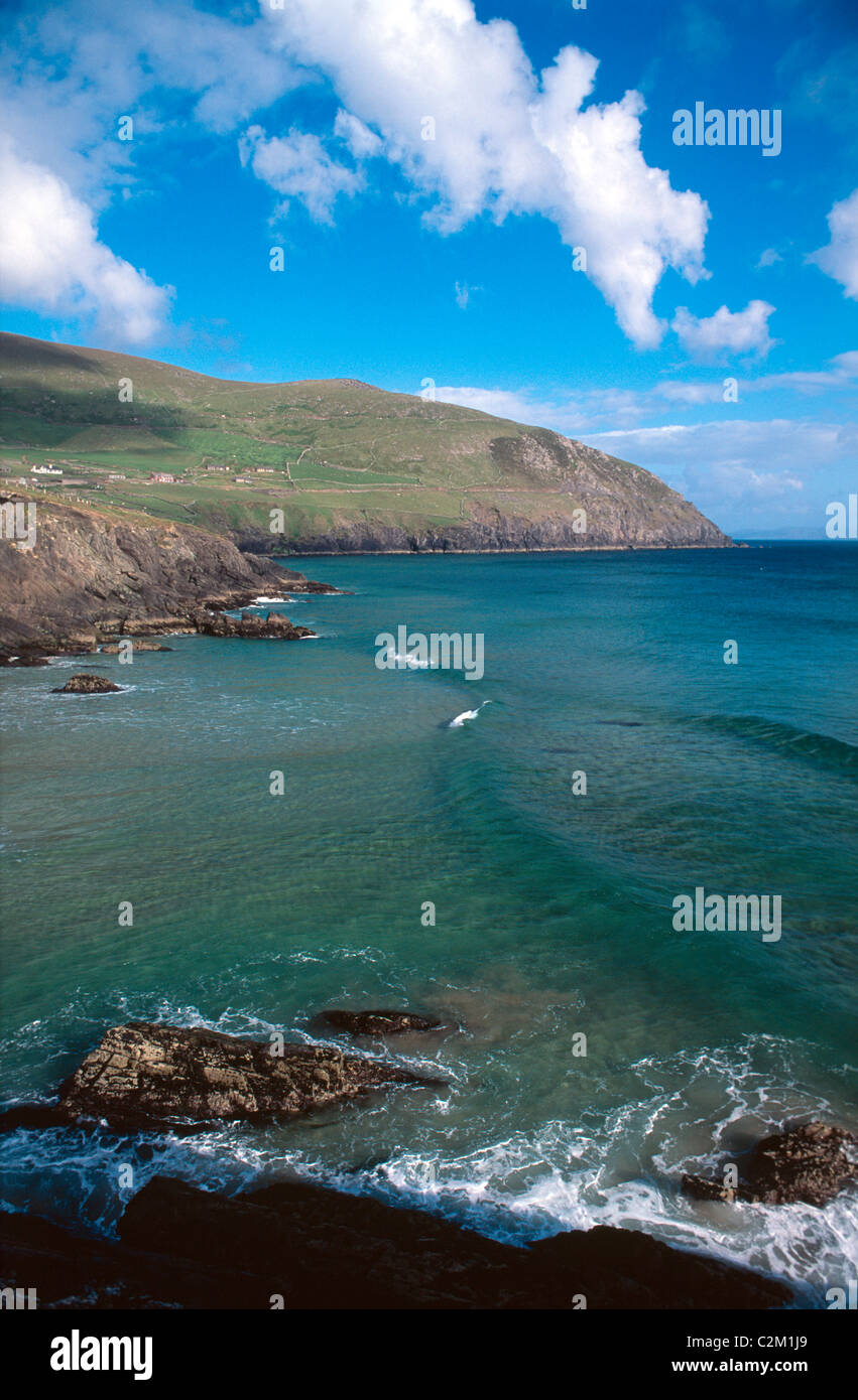 Vue d'été à travers la baie de Coumeenoole de Slea Head, péninsule de Dingle, comté de Kerry, Irlande. Banque D'Images