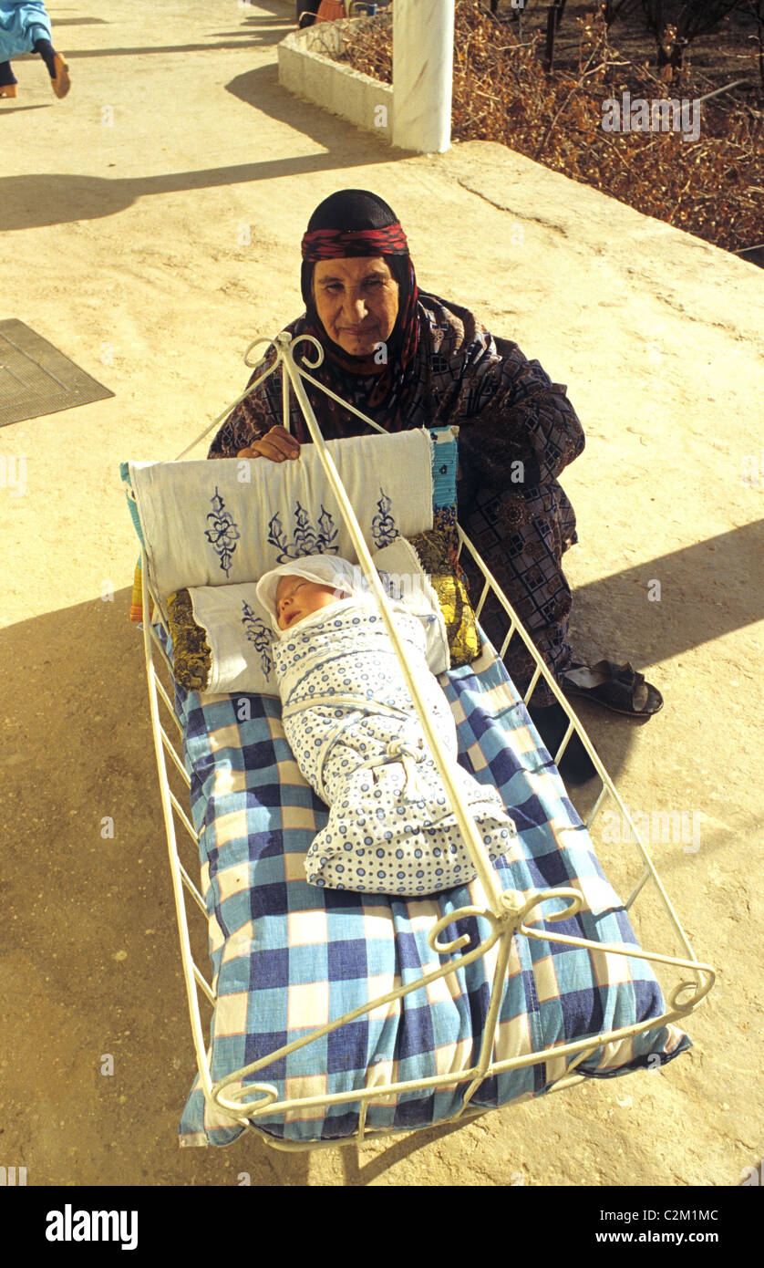 Bébé emmailloté kurde en ferronnerie simple berceau, nord ouest de la Syrie Banque D'Images