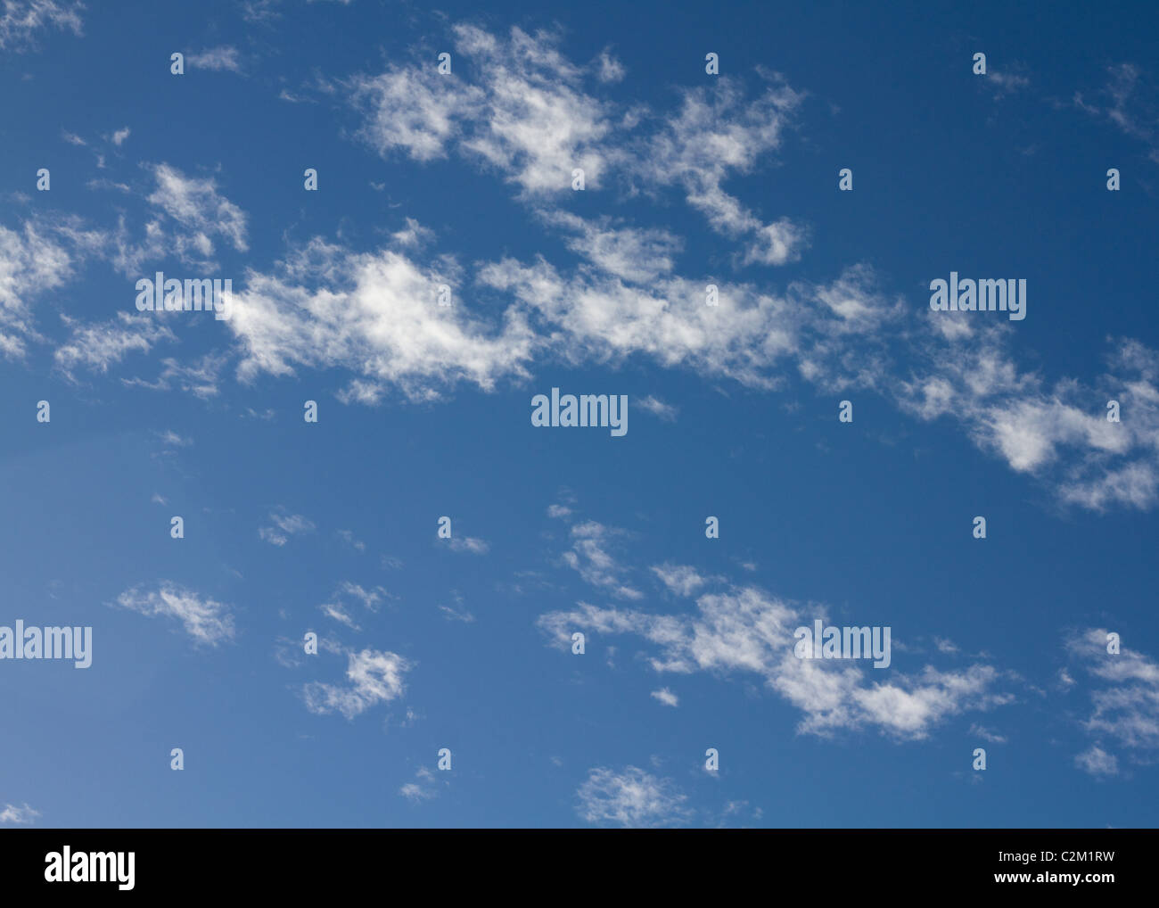 Skt seulement beau ciel bleu et nuages blancs Banque D'Images