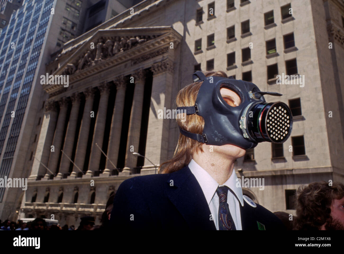 Des activistes protestent contre l'état de la planète sur Wall Street à New York en avril 1990. (© Frances M. Roberts) Banque D'Images