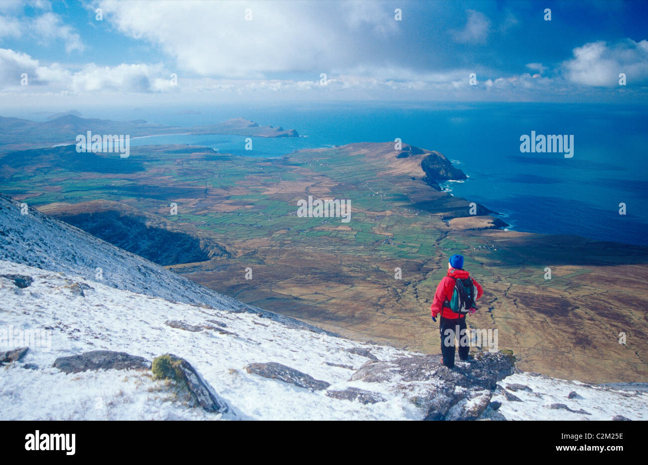 Walker hiver près du sommet du mont Brandon, péninsule de Dingle, comté de Kerry, Irlande. Banque D'Images