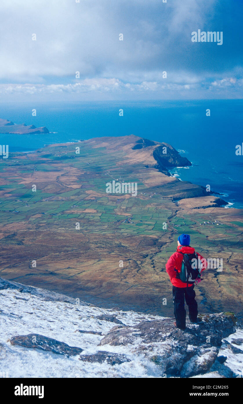 Walker hiver près du sommet du mont Brandon, péninsule de Dingle, comté de Kerry, Irlande. Banque D'Images