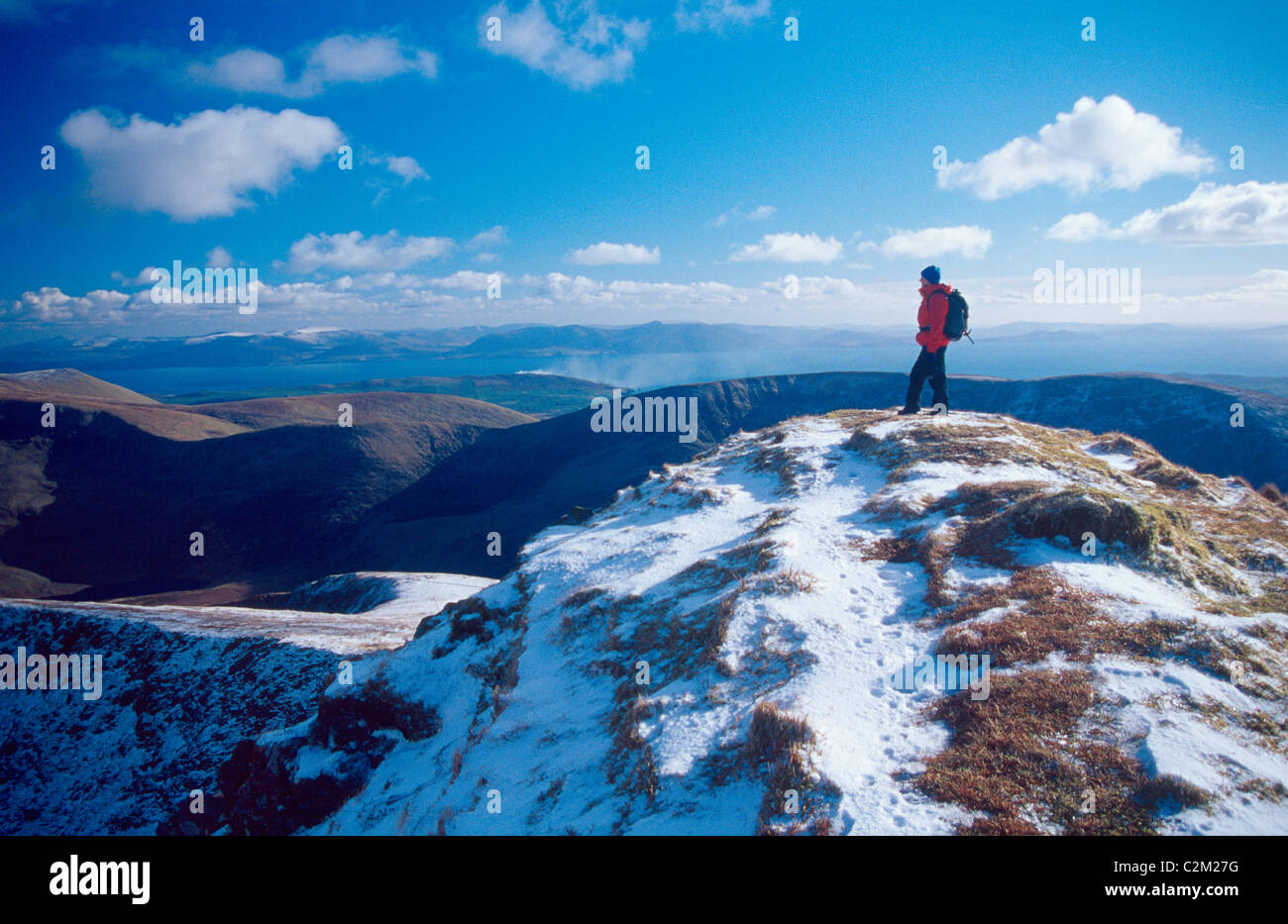 Walker d'hiver sur le sommet d'Gearhane, Brandon massif, péninsule de Dingle, comté de Kerry, Irlande. Banque D'Images