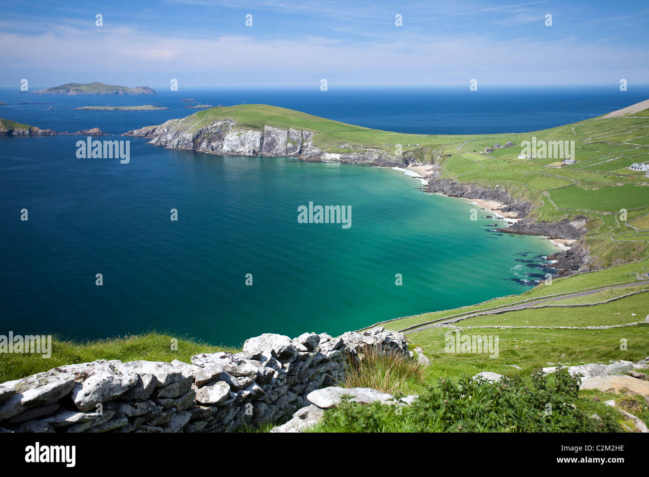 Vue sur la baie de Coumeenoole et Slea Head vers les îles Blasket, péninsule de Dingle, comté de Kerry, Irlande. Banque D'Images