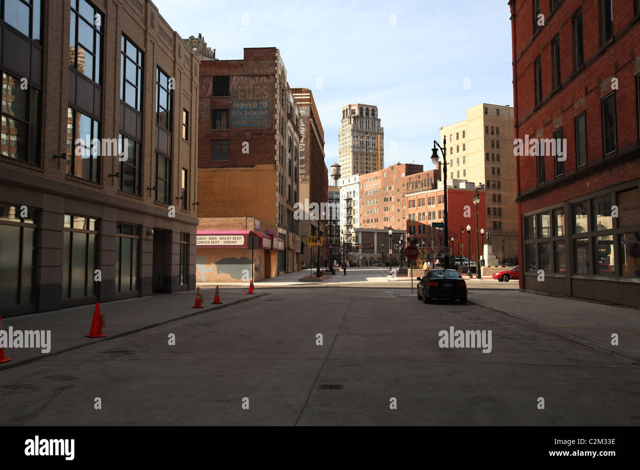 Les rues vides et aperçu les tours d'habitation au centre-ville de Détroit, Michigan 2011 Banque D'Images