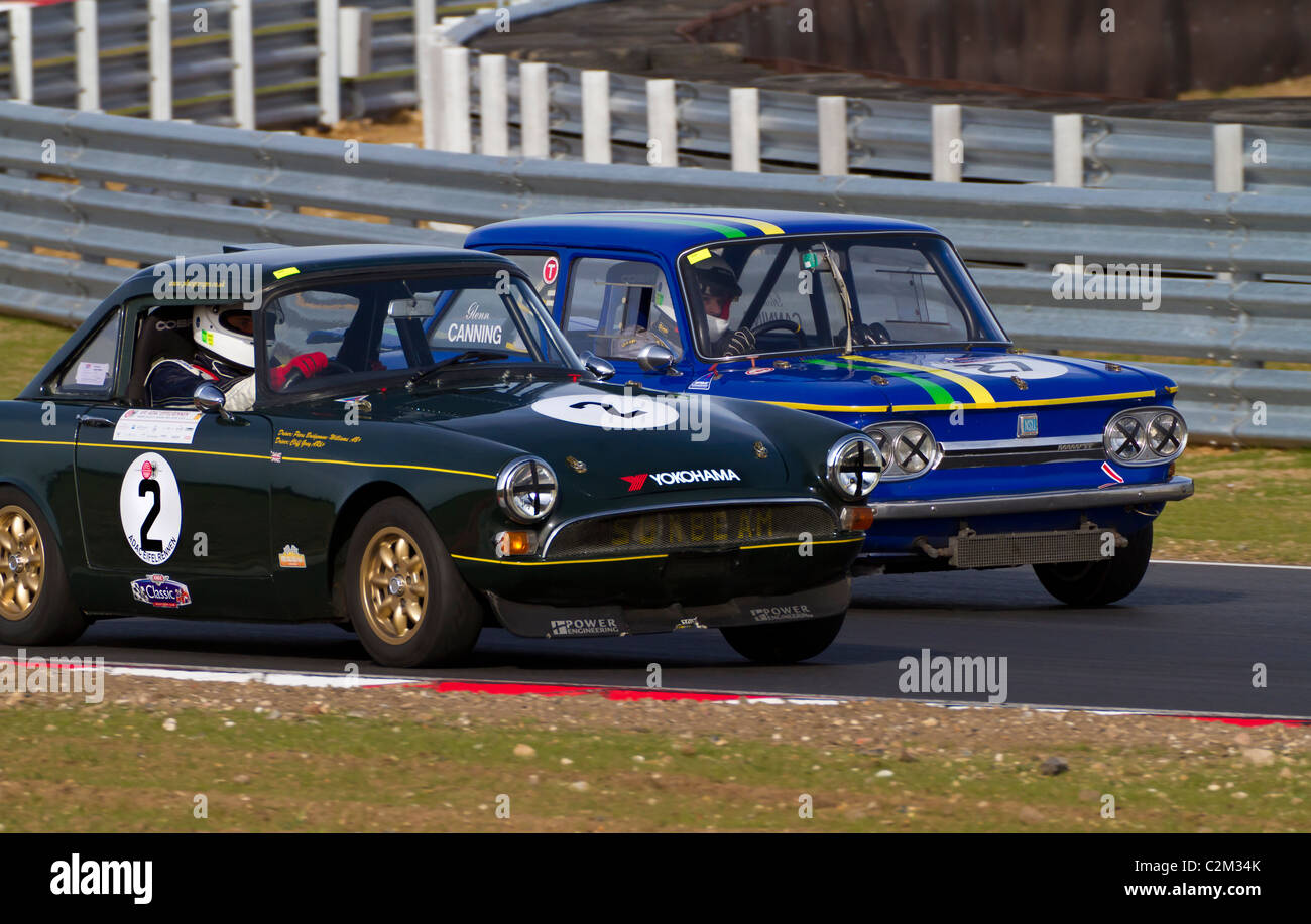 1967 Sunbeam Alpine 5 et 1970 NSU TT au cours de la SCLC Swinging Sixties Series de Snetterton, Norfolk, Royaume-Uni. Banque D'Images