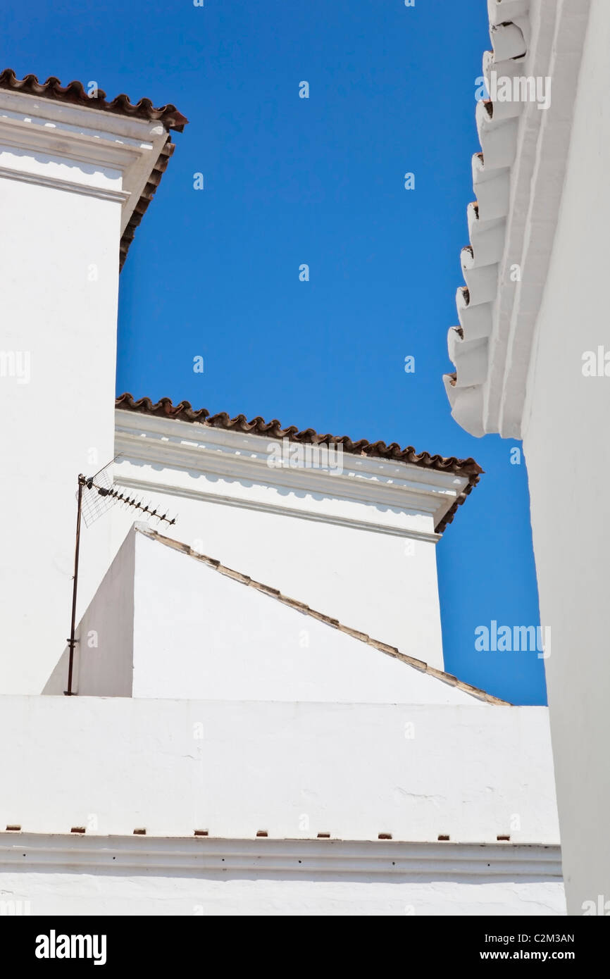 Marbella, Malaga, Costa del Sol, Espagne ; Toits à l'architecture andalouse typique Banque D'Images