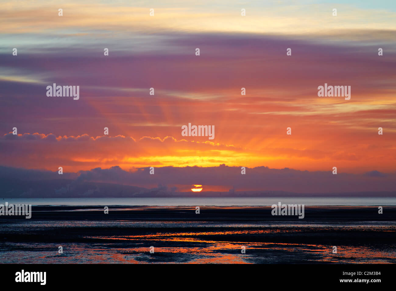Le lever du soleil sur la Baie de Swansea, Pays de Galles, Swansea Banque D'Images