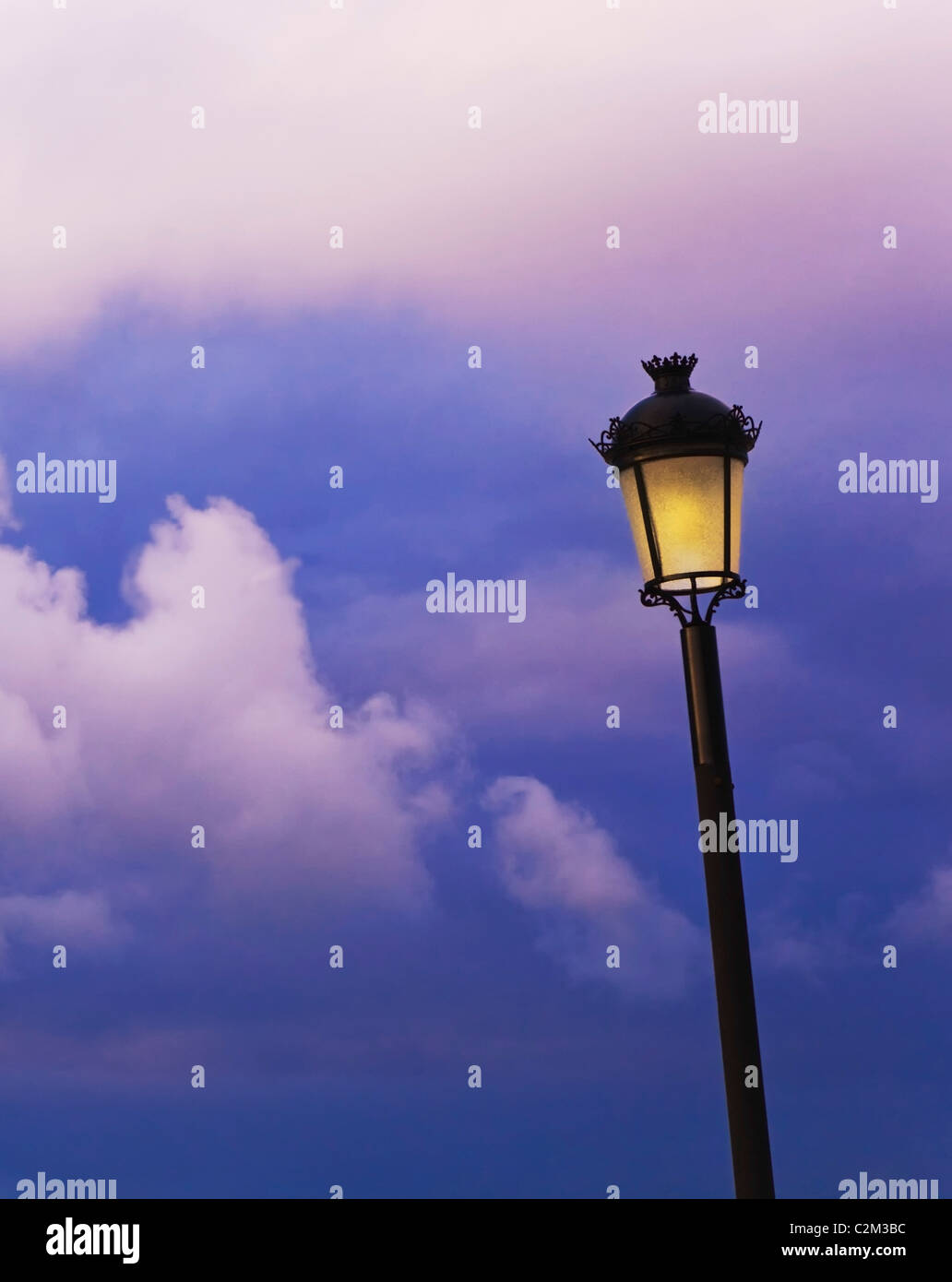 Un lampadaire contre un ciel nuageux Banque D'Images