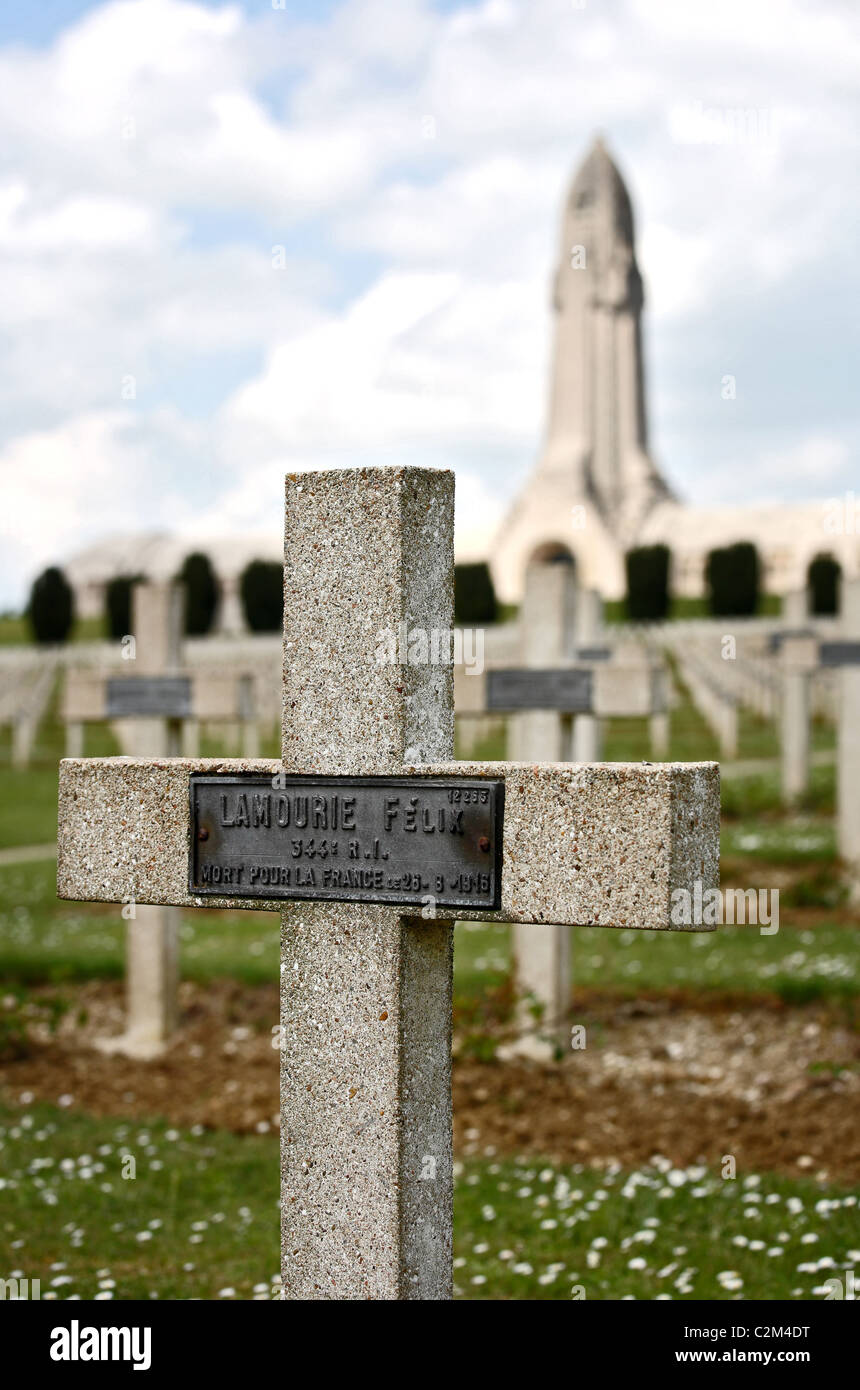 Le cimetière militaire de Douaumont à l'ossuaire, Verdun, France Banque D'Images