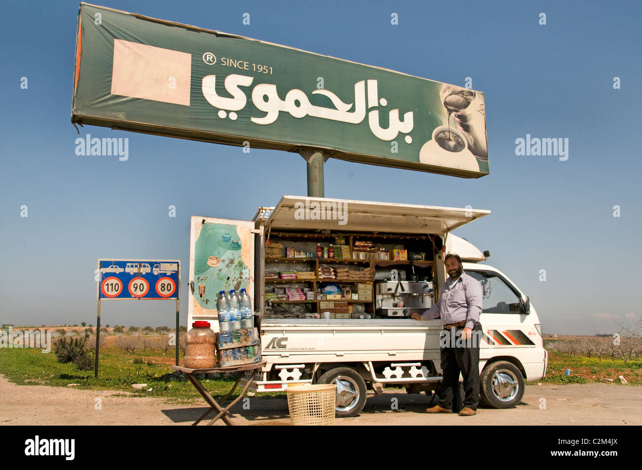 La Syrie expresso cappuccino bar trafic route terrestre d'Alep Banque D'Images