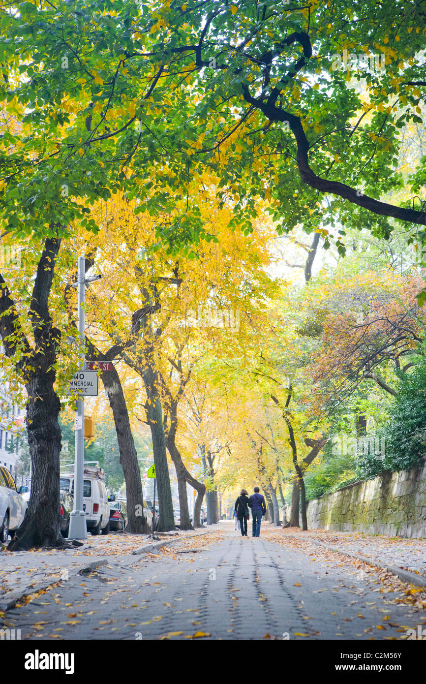 Couple qui dans les couleurs d'automne le long de Central Park et Museum Mile, New York Banque D'Images