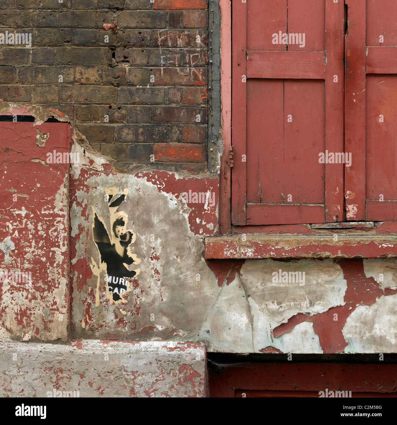 Fenêtre à volets et de l'écaillage de la peinture, Spitalfields, Londres  Photo Stock - Alamy