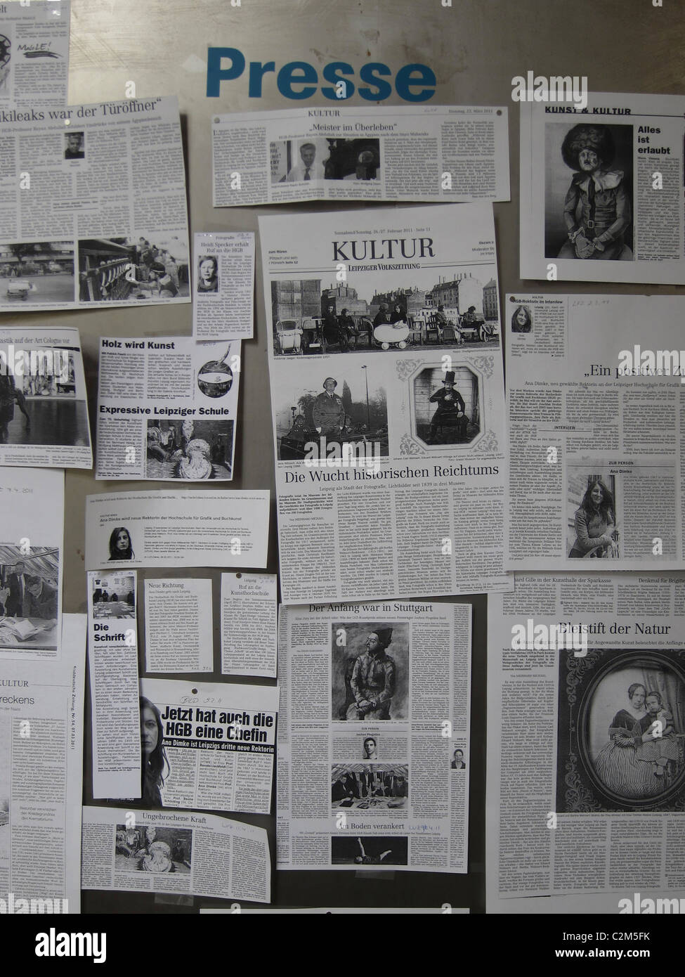 Pile de journaux en feuilles déchirables placées sur un tableau de bord de l'Université de Leipzig Saxe est Allemagne Banque D'Images