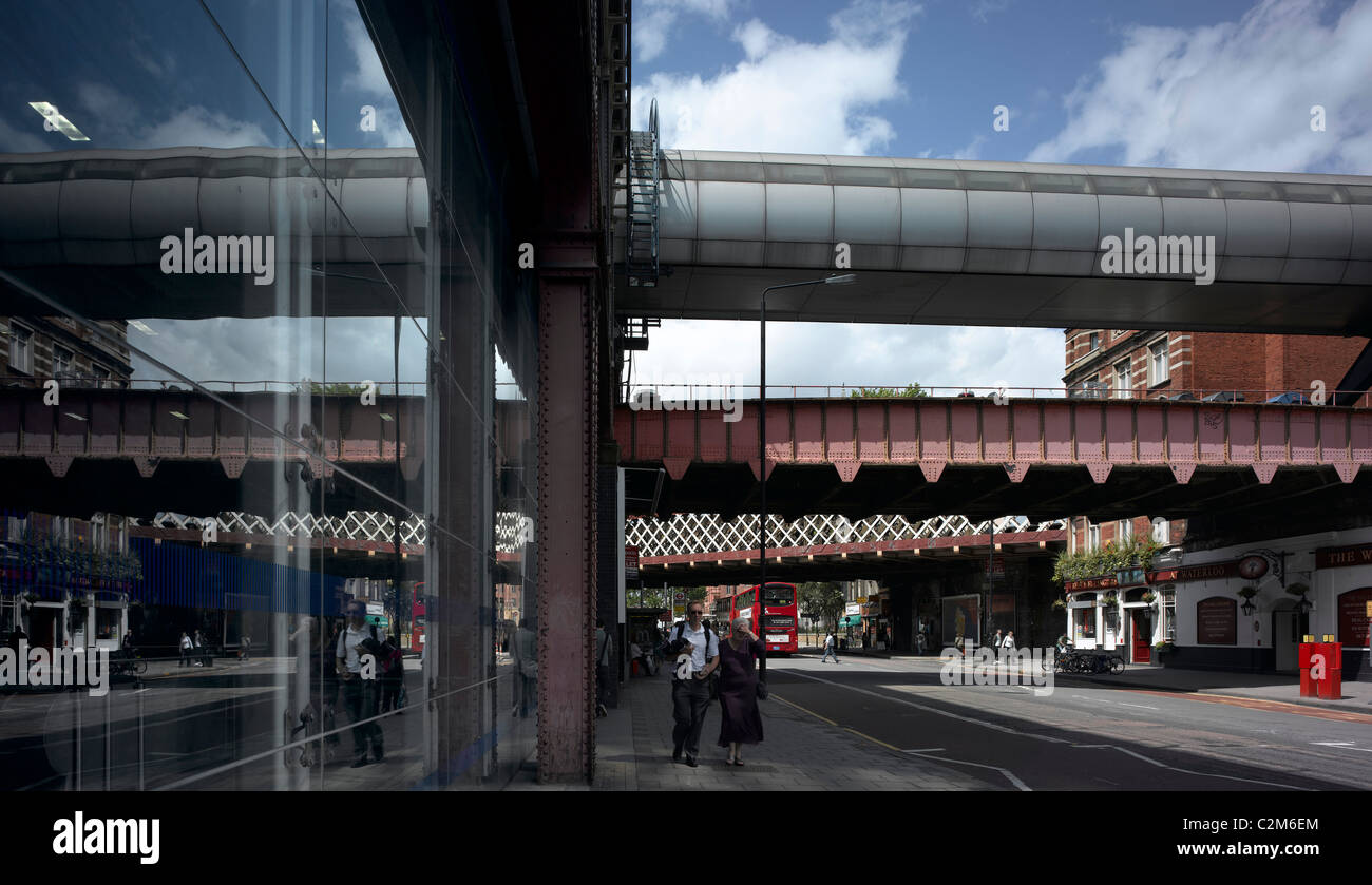 La gare de Waterloo, Lambeth, Londres. Ponts ferroviaires et de pub. Banque D'Images